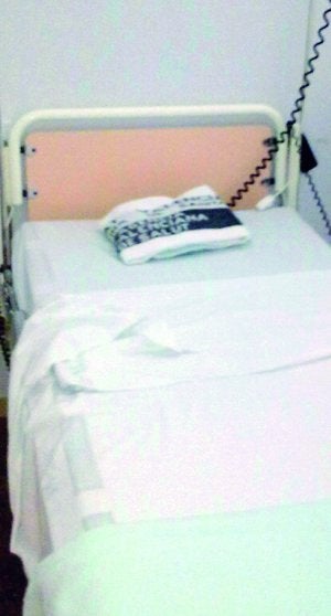 La cama de la habitación con la toalla como almohada. :: LP/