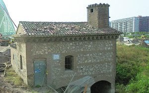 Imagen de archivo de la antigua caseta de la acequia del Oro en el viejo cauce del Turia, junto a la Ciudad de las Artes y las Ciencias. :: J. MONZÓ/