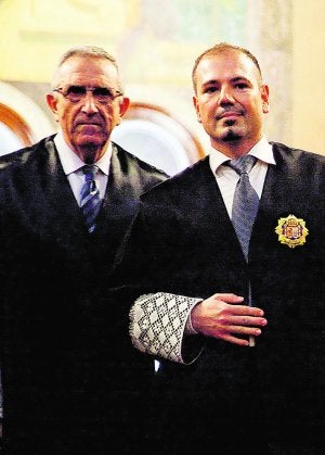 El juez Magán, a la derecha, en su toma de posesión. / LP/