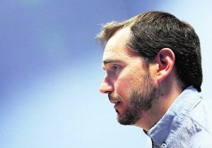 El autor Òscar Rueda, durante la entrevista. :: TXEMA RODRÍGUEZ/