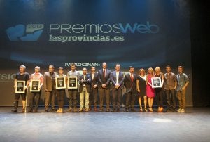 Los premiados posan con sus galardones. :: IRENE MARSILLA/