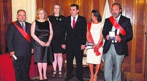 Participantes de la ceremonia de ayer en el Ateneo. ::
LP/