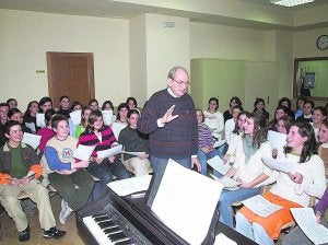 Las clases. Imagen de archivo del fundador del coro durante una clase. ::
J.M./