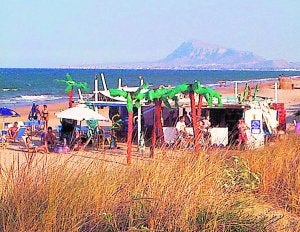Imagen de archivo de un chiringuito de la playa de Oliva. ::
LP/