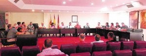 Asistentes a la reunión en el Ayuntamiento de Alzira. ::
LP/