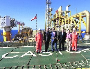 Los ministros Soria y Margallo junto con Paula Sánchez de León, Alberto Fabra y Recaredo del Potro, ayer en la plataforma. ::
LP/