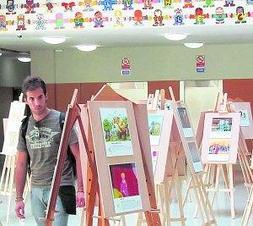 Una persona observa algunas de las ilustraciones, ayer, en la Facultad de Magisterio. :: LP/