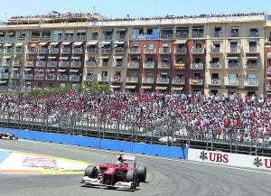 Un Ferrari durante la carrera de 2012, al fondo las terrazas de J. J. Dómine. :: DAMIÁN TORRES/
