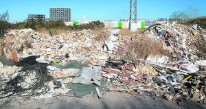 Parte del vertedero que se amontona en el borde del camino de acceso al conjunto del molino y las alquerías. ::
IRENE MARSILLA/
