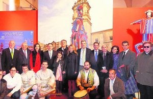 Un instante de la inauguración de la exposición. ::
LP/