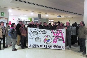 Un grupo de vecinos, en la protesta que tuvo lugar hace unas semanas en el centro de salud de Gata de Gorgos. :: C. PASTOR/