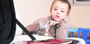 Música. El pequeño Diego Ardit, de cinco años, es el origen la asociación. :: LP/