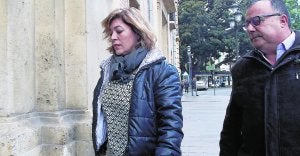 Dora Ibars, acompañada de su letrado, ayer a su entrada al TSJCV. ::
IRENE MARSILLA/