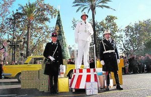 Los guardias vestidos de época, ayer. :: LP/