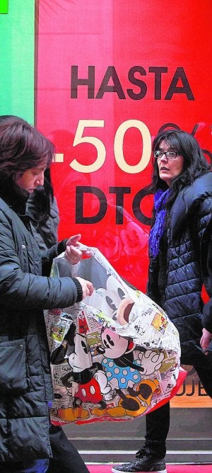 Los escaparates ya anuncian descuentos en las tiendas. :: J. MONZÓ/