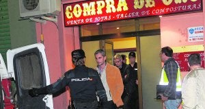 Dos de los detenidos salen del establecimiento registrado ayer en Xirivella. :: JUANJO MONZÓ/