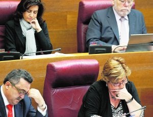 Angélica Such, en la bancada superior, y Milagrosa Martínez, durante el último pleno de Les Corts. :: TXEMA RODRÍGUEZ/