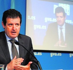 El vicepresidente del Consell, explicando el recorte de ayudas. :: EFE / K. FÖRSTERLING/