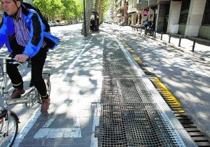 Carril bici con rejillas de ventilación, en la calle Navarro Reverter. :: IRENE MARSILLA/
