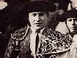 El alcoyano Andrés Coloma 'Clásico' vestido con el traje de luces./