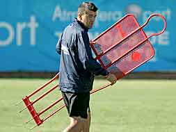 El técnico del filial, Óscar Fernández, en uno de los entrenamientos con la primera plantilla del Valencia./