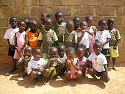 Niños de Burkina Faso, ataviados con camisetas con el escudo del Valencia./