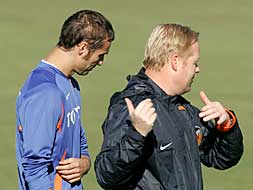 Helguera y Koeman, en un entrenamiento en Paterna./