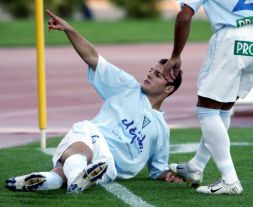 El futbolista alcoyano Julián Cerdá dedica un gol a la afición durante un partido con su equipo el Poli Ejido./