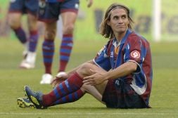 Savio, desde anoche ex jugador del Levante, sentado sobre el césped en el partido que el equipo azulgrana disputó en el estadio del Valladolid./