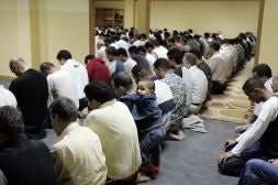 Decenas de musulmanes, durante un rezo del mes del ramadán en la mezquita de la calle Quevedo de Castellón./