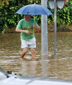 Un hombre intenta cruzar una zona inundada./