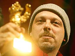 José Padilha, con el Oso de Oro logrado ayer en Berlín por su película 'Tropa de elite'./