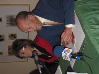 El hijo del artista, Rafael de Penagos, junto a la edil de Cultura, Mª José Plà./