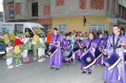 Miembros de una falla y cofrades, en la tarde de ayer./
