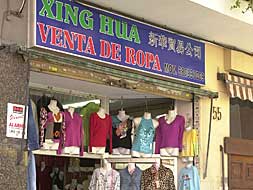 Bazar chino de ropa en el barrio de Ruzafa./