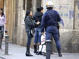 Tres mujeres conversan con un policía en una de las calles de Alicante./