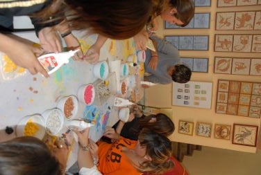 Los estudiantes participaron en el taller de mosaicos del Ludi Saguntini./