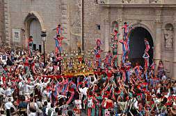 La Muixeranga de Algemesí durante los actos en honor la Mare de Déu de la Salut./