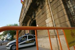 Una valla impide el paso por parte de la acera, junto a la entrada principal al cuartel de Zapadores./