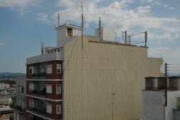 Una finca de Algemesí con antena de telefonía móvil./