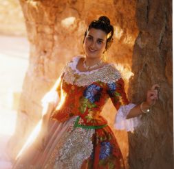 La joven María José Rodríguez con el traje de valenciana./