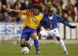Líbero Parri (izquierda) pugna con un rival en un partido con la selección valenciana disputado en Mestalla./
