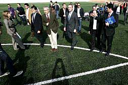 Alberto Fabra, en el centro de la imagen, durante la visita guiada a la nueva ciudad deportiva del Castellón./