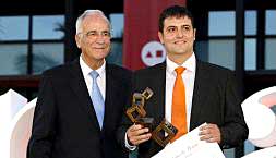 Victor Manuel Vallés, a la derecha, recibe el premio correspondiente a Casa Vigar, que le hizo entrega Vicente Sala./