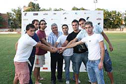 Los nuevos fichajes, junto a responsables del club./