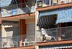 Tres carteles de 'se alquila' para el mes de agosto situados en tres balcones de apartamentos, ayer, en un edificio de la playa de San Juan cuando ya ha comenzado el mes./