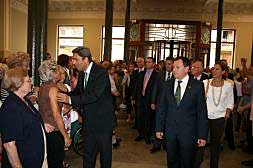 Vicente Rambla saluda a un grupo de vecinas en presencia del alcalde y del resto de autoridades./