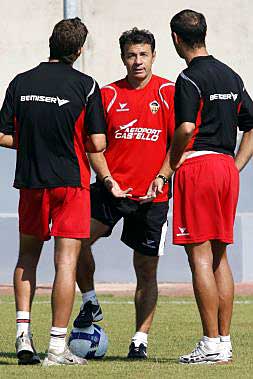 Abel Resino, hablando con Dealbert (izquierda) y Mora durante un entrenamiento del Castellón./