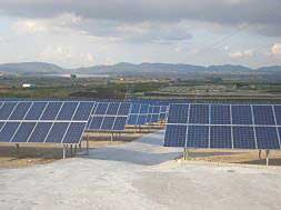 Las placas del huerto solar que se ha instalado en el municipio de Otos para producir una energía limpia./