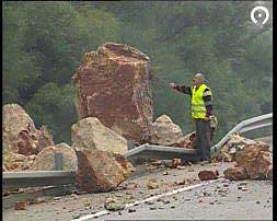 Rocas en la AP-7 en Real de Gandia a causa de un desprendimiento./